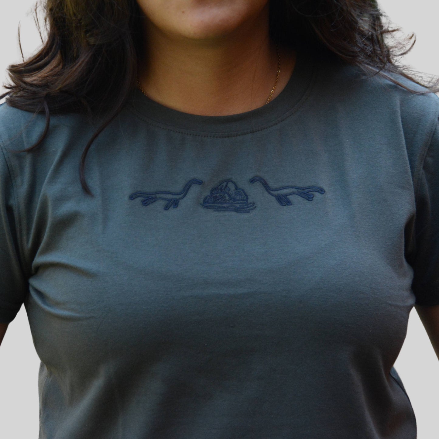 T-Shirt Bordado Nessie/Rocas Mujer Slim Fit