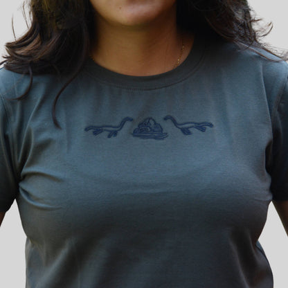 T-Shirt Bordado Nessie/Rocas Mujer Slim Fit