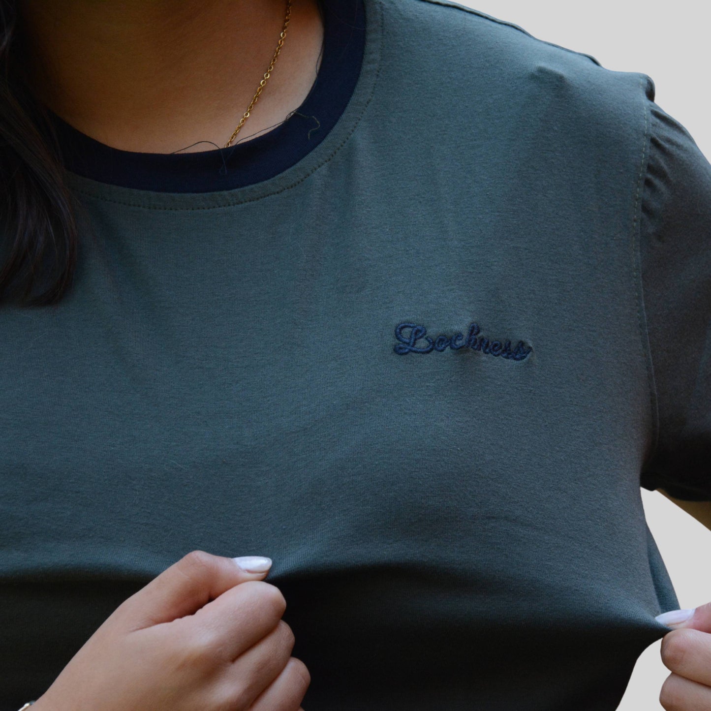 T-Shirt Bordado Lochness Mujer Slim Fit