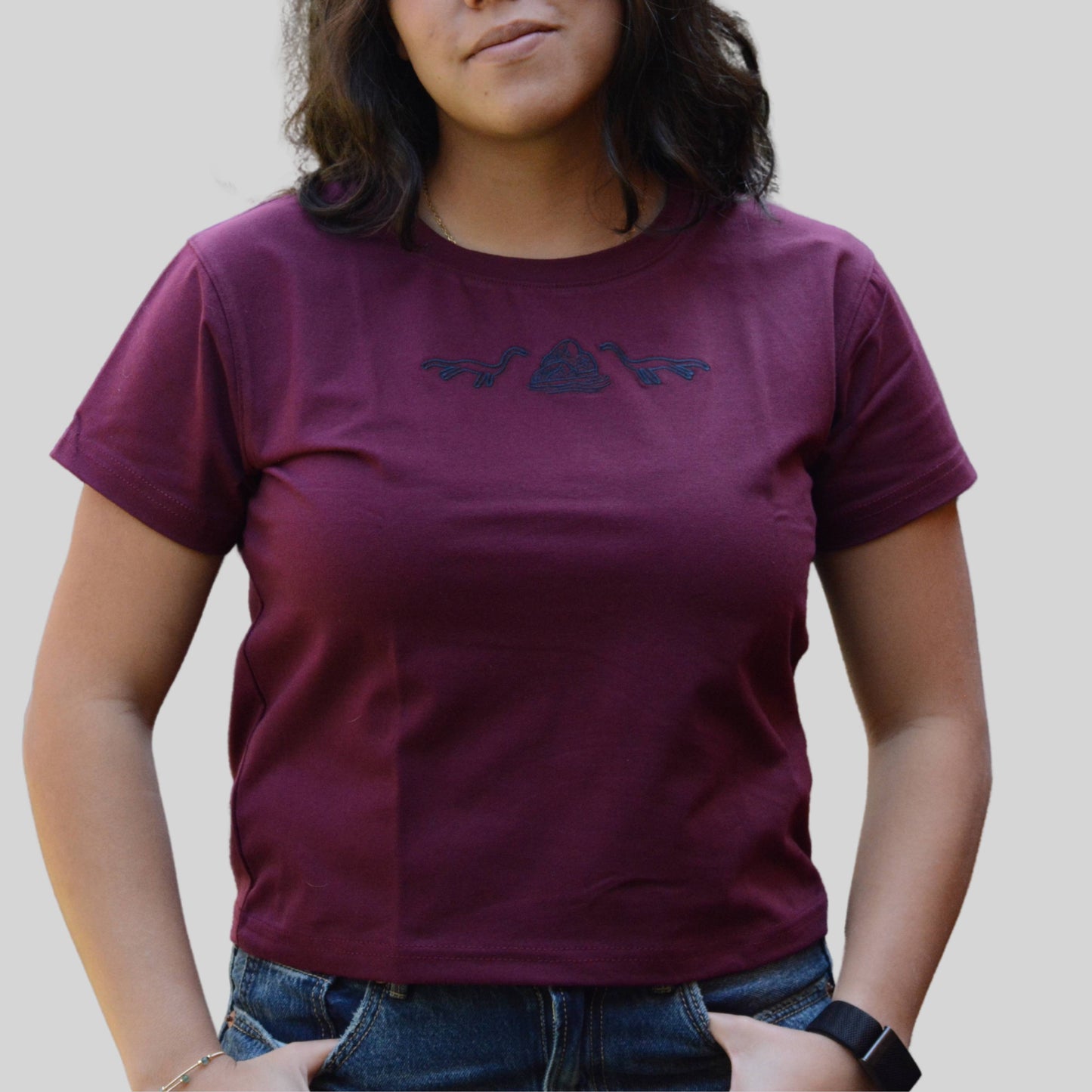 T-Shirt Bordado Nessie/Rocas Mujer Slim Fit