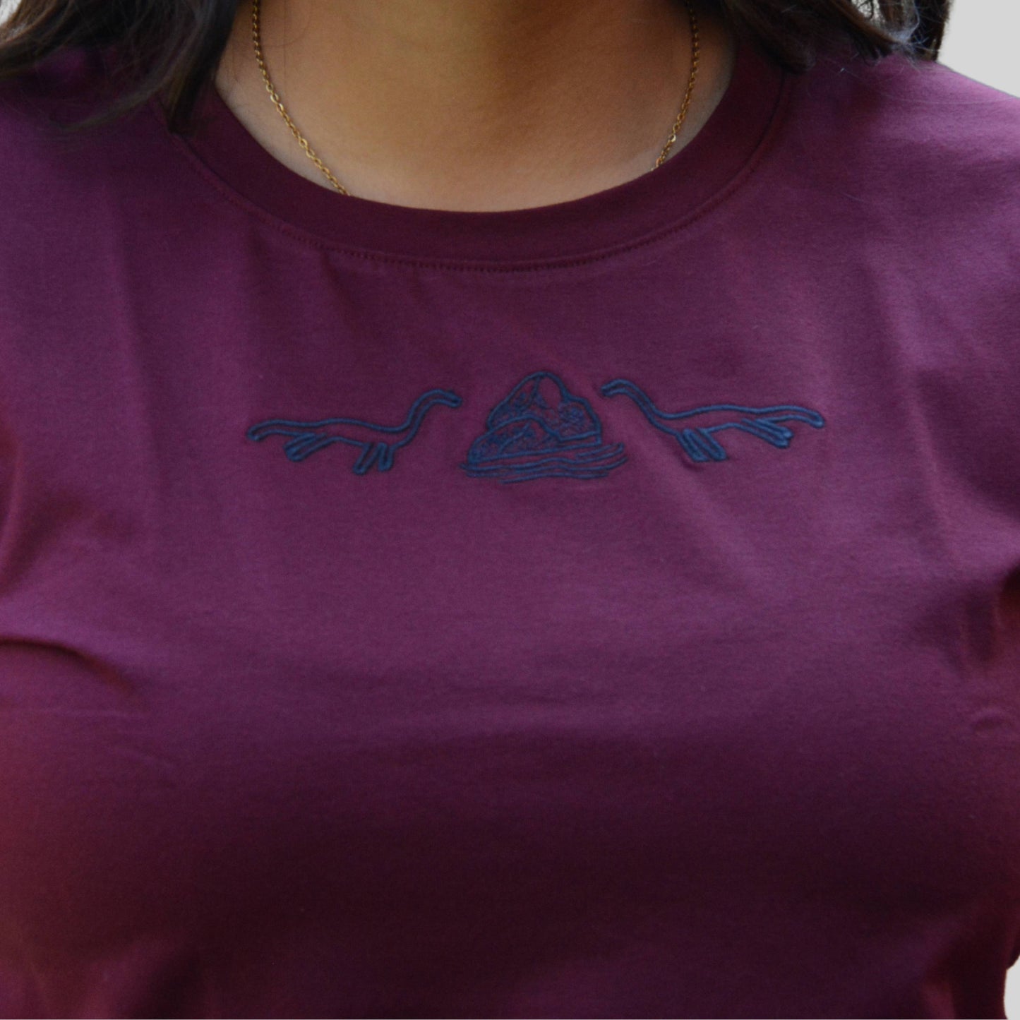 T-Shirt Bordado Nessie/Rocas Mujer Slim Fit
