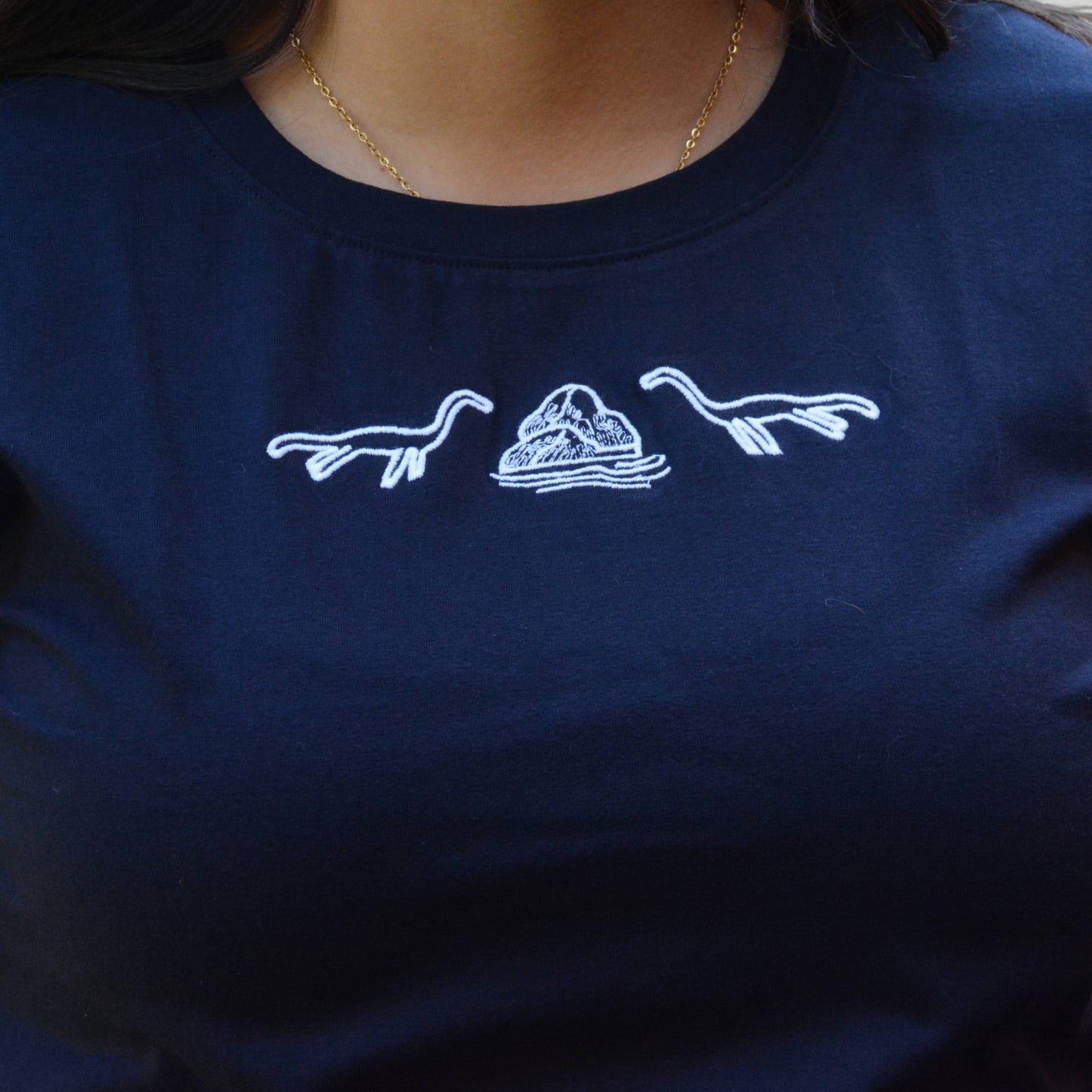 T-Shirt Bordado Nessie/Rocas Mujer Slim Fit