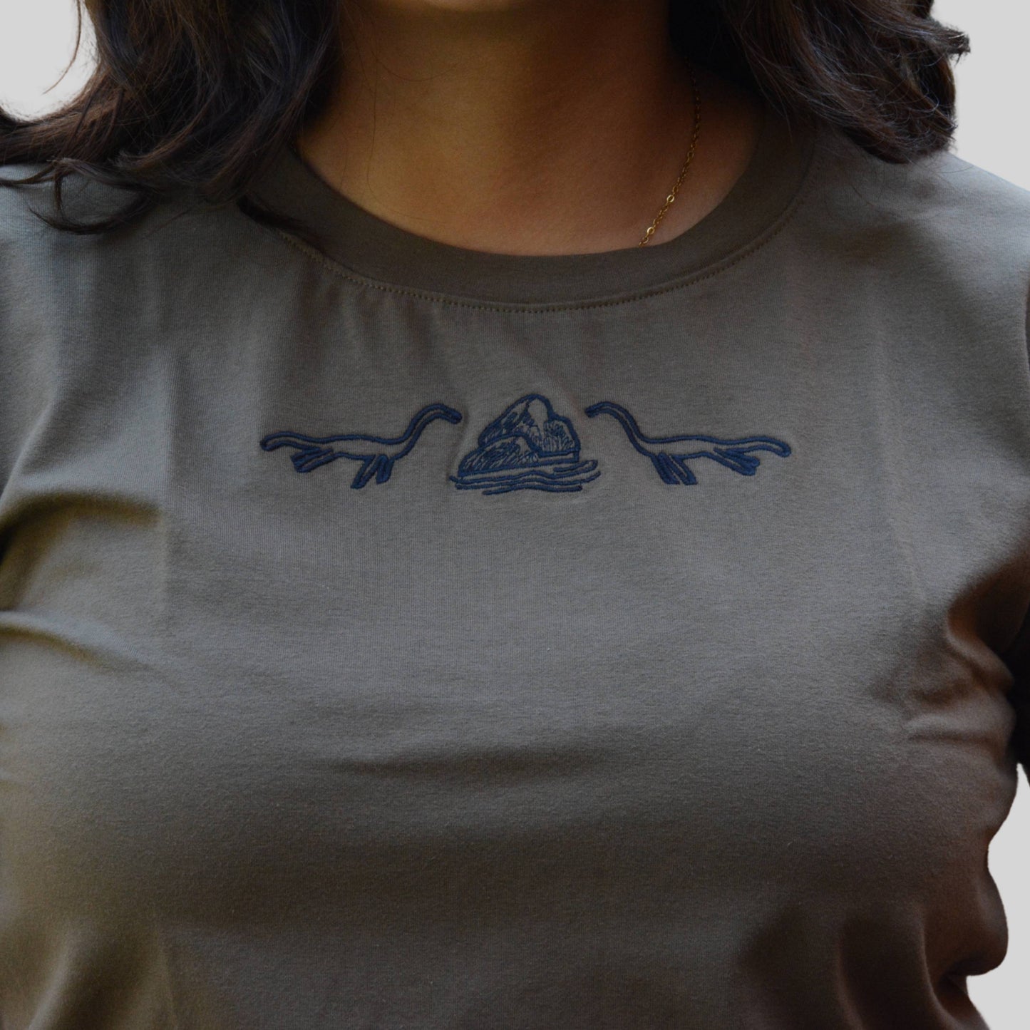 T-Shirt Bordado Nessie/Rocas Mujer Slim Fit